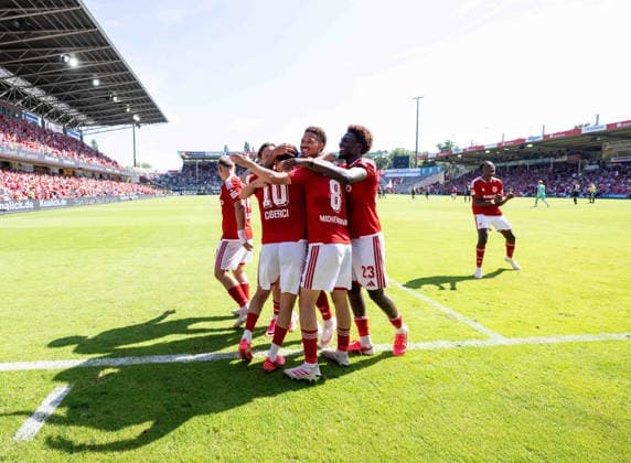 Fussball, Herren, Saison 2026 2027, 2. Bundesliga (1. Spieltag), FC Energie Cottbus - Hannover 96, v.l. Erik Engelhardt (Energie Cottbus), Henry Rorig (Energie Cottbus), Tolcay Cigerci (Energie Cottbus), Justin Butler (Energie Cottbus), Lukas Michelbrink (Energie Cottbus), Fousseny Doumbia (Energie Cottbus), King Manu (Energie Cottbus), Jubel nach Tor zum 2:1, 09.08. 2026, *** Soccer, Men s, 2026–2027 Season, 2. Bundesliga, Matchday 1, FC Energie Cottbus vs. Hannover 96, from left: Erik Engelhardt (Energie Cottbus), Henry Rorig (Energie Cottbus), Tolcay Cigerci (Energie Cottbus), Justin Butler (Energie Cottbus), Lukas Michelbrink (Energie Cottbus), Fousseny Doumbia (Energie Cottbus), King Manu (Energie Cottbus), Celebrating the 2–1 goal, August 9, 2026, Copyright: xSebastianxRäppold MatthiasxKochx