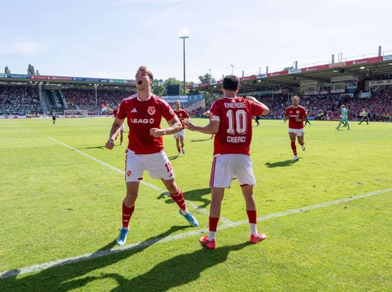 Fussball, Herren, Saison 2026 2027, 2. Bundesliga (1. Spieltag), FC Energie Cottbus - Hannover 96, v.l. Moritz Hannemann (Energie Cottbus), Tolcay Cigerci (Energie Cottbus), Jubel nach Tor zum 2:1, 09.08. 2026, *** Soccer, Men s, 2026–2027 Season, 2. Bundesliga, Matchday 1, FC Energie Cottbus vs. Hannover 96, from left: Moritz Hannemann (Energie Cottbus), Tolcay Cigerci (Energie Cottbus), celebration after the 2–1 goal, August 9, 2026, Copyright: xSebastianxRäppold MatthiasxKochx