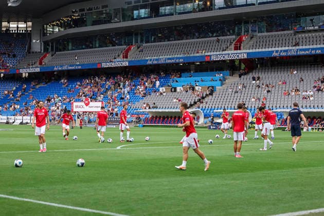 FC Thun beim Aufwärmen vor Spielbeginn , Schweiz, Fussball, Super League, 3.Spieltag, 2026 2027, FC Basel 1893 vs. FC Thun, 09.08.2026, Basel Sankt Jakob Park Schweiz *** FC Thun warming up before kickoff, Switzerland, soccer, Super League, Matchday 3, 2026–2027, FC Basel 1893 vs. FC Thun, August 9, 2026, St. Jakob Park, Basel, Switzerland Copyright: xGrantxHubbsx