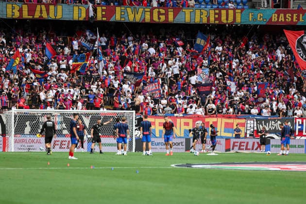 FC Basel beim Aufwärmen vor Spielbeginn , Schweiz, Fussball, Super League, 3.Spieltag, 2026 2027, FC Basel 1893 vs. FC Thun, 09.08.2026, Basel Sankt Jakob Park Schweiz *** FC Basel warming up before kickoff, Switzerland, soccer, Super League, Matchday 3, 2026–2027, FC Basel 1893 vs. FC Thun, August 9, 2026, Basel, Sankt Jakob Park, Switzerland Copyright: xGrantxHubbsx