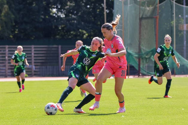 Bremen, Deutschland: 09.08.2026 - Testspiel - SV Werder Bremen Frauen vs. VfL Wolfsburg Frauen Im Bild: v.li. im Zweikampf Smilla Vallotto (Wolfsburg) und Juliane Wirtz (Bremen) *** Bremen, Germany, August 9, 2026: Friendly match between SV Werder Bremen Women and VfL Wolfsburg Women. Pictured, from left, in a tackle: Smilla Vallotto (Wolfsburg) and Juliane Wirtz (Bremen) Copyright: HMBxMedia MadeleinexFantini