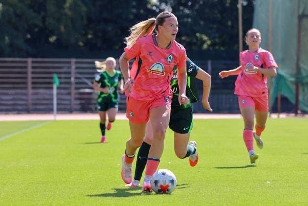 Bremen, Deutschland: 09.08.2026 - Testspiel - SV Werder Bremen Frauen vs. VfL Wolfsburg Frauen Im Bild: Juliane Wirtz (Bremen) *** Bremen, Germany, August 9, 2026: Friendly match between SV Werder Bremen Women and VfL Wolfsburg Women. Pictured: Juliane Wirtz, Bremen Copyright: HMBxMedia MadeleinexFantini