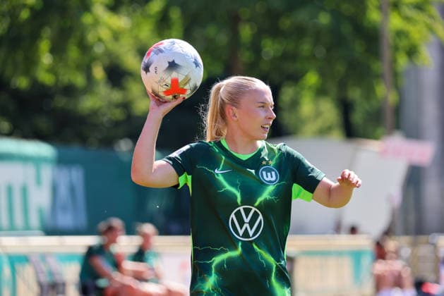 Bremen, Deutschland: 09.08.2026 - Testspiel - SV Werder Bremen Frauen vs. VfL Wolfsburg Frauen Im Bild: Thea Bjelde (Wolfsburg) *** Bremen, Germany, August 9, 2026: Friendly match between SV Werder Bremen Women and VfL Wolfsburg Women. Pictured: Thea Bjelde of Wolfsburg Copyright: HMBxMedia MadeleinexFantini