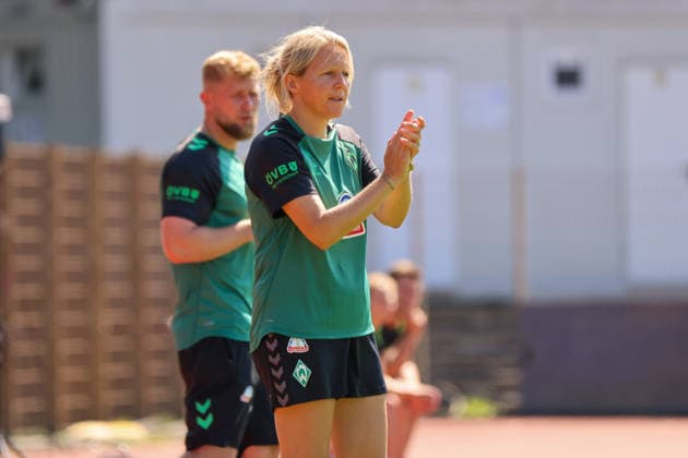 Bremen, Deutschland: 09.08.2026 - Testspiel - SV Werder Bremen Frauen vs. VfL Wolfsburg Frauen Im Bild: Cheftrainerin Friederike Kromp (Bremen) *** Bremen, Germany, August 9, 2026: Friendly match between SV Werder Bremen Women and VfL Wolfsburg Women. Pictured: Head Coach Friederike Kromp, Bremen Copyright: HMBxMedia MadeleinexFantini