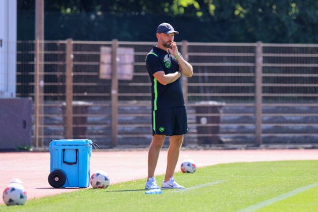 Bremen, Deutschland: 09.08.2026 - Testspiel - SV Werder Bremen Frauen vs. VfL Wolfsburg Frauen Im Bild: Cheftrainer Stephan Lerch (Wolfsburg) *** Bremen, Germany, August 9, 2026: Friendly match between SV Werder Bremen Women and VfL Wolfsburg Women. Pictured: Head Coach Stephan Lerch of Wolfsburg Copyright: HMBxMedia MadeleinexFantini