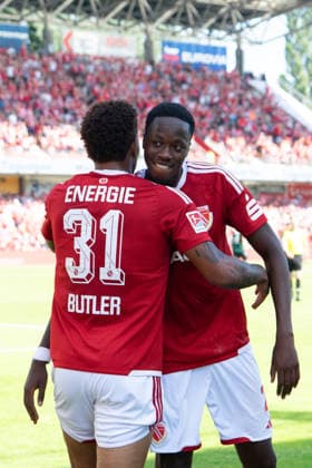 Justin Butler nach dem 3:1. 09.08.2026, Energie Cottbus vs Hannover 96, Fussball, 2. Bundesliga, Energie Stadion, Cottbus DFL regulations prohibit any use of photographs as image sequences and or quasi-video. *** Justin Butler after the game on March 1, 2026, Energie Cottbus vs. Hannover 96, soccer, 2. Bundesliga, Energie Stadium, Cottbus. DFL regulations prohibit any use of photographs as image sequences and or quasi-video. Copyright: HMBxMedia xFinnxWeidmann