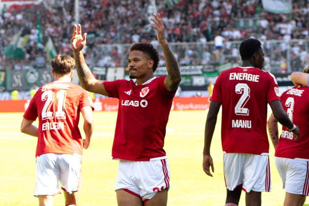 Justin Butler. 09.08.2026, Energie Cottbus vs Hannover 96, Fussball, 2. Bundesliga, Energie Stadion, Cottbus DFL regulations prohibit any use of photographs as image sequences and or quasi-video. *** Justin Butler, August 9, 2026, Energie Cottbus vs. Hannover 96, Soccer, 2. Bundesliga, Energie Stadium, Cottbus. DFL regulations prohibit any use of photographs as image sequences and or quasi-video. Copyright: HMBxMedia xFinnxWeidmann