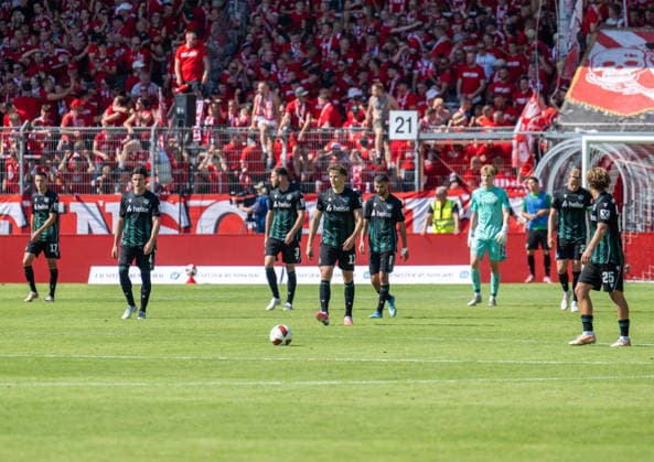 Fussball, Herren, Saison 2026 2027, 2. Bundesliga (1. Spieltag), FC Energie Cottbus - Hannover 96, v.l. Bastian Allgeier (Hannover), Jean Hugonet (Hannover), Boris Tomiak (Hannover), Benedikt Pichler (Hannover), Waniss Taibi (Hannover), Torhüter Pascal Loretz (Hannover), Stefan Teitur Thordarson (Hannover), Lars Gindorf (Hannover), Enttäuschung nach Gegentor zum 3:1, 09.08. 2026, *** Soccer, Men s, 2026–2027 Season, 2. Bundesliga, Matchday 1, FC Energie Cottbus vs. Hannover 96, from left: Bastian Allgeier (Hannover), Jean Hugonet (Hannover), Boris Tomiak (Hannover), Benedikt Pichler (Hannover), Waniss Taibi (Hannover), goalkeeper Pascal Loretz (Hannover), Stefan Teitur Thordarson (Hannover), Lars Gindorf (Hannover), Disappointment after conceding the goal that made it 3–1, August 9, 2026, Copyright: xSebastianxRäppold MatthiasxKochx