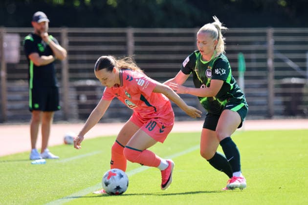 Bremen, Deutschland: 09.08.2026 - Testspiel - SV Werder Bremen Frauen vs. VfL Wolfsburg Frauen Im Bild: v.li. im Zweikampf Felicia Sträßer Straesser (Bremen) und Thea Bjelde (Wolfsburg) *** Bremen, Germany, August 9, 2026: Friendly match between SV Werder Bremen Women and VfL Wolfsburg Women. Pictured, from left, in a tackle: Felicia Sträßer (Straesser) of Bremen and Thea Bjelde of Wolfsburg Copyright: HMBxMedia MadeleinexFantini