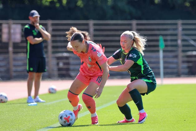 Bremen, Deutschland: 09.08.2026 - Testspiel - SV Werder Bremen Frauen vs. VfL Wolfsburg Frauen Im Bild: v.li. im Zweikampf Felicia Sträßer Straesser (Bremen) und Thea Bjelde (Wolfsburg) *** Bremen, Germany, August 9, 2026: Friendly match between SV Werder Bremen Women and VfL Wolfsburg Women. Pictured, from left, in a tackle: Felicia Sträßer (Straesser) of Bremen and Thea Bjelde of Wolfsburg Copyright: HMBxMedia MadeleinexFantini