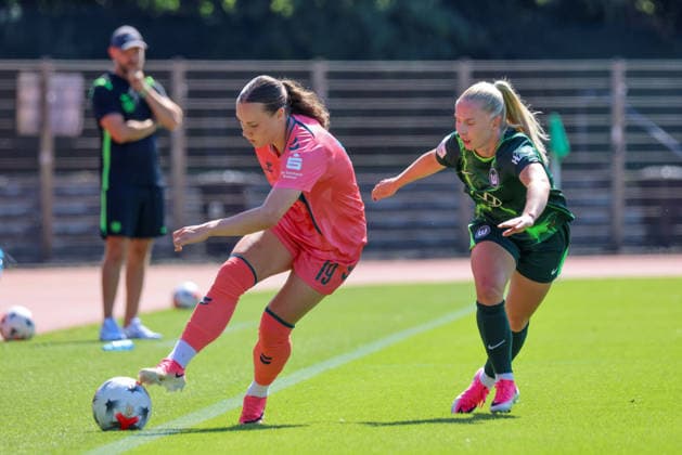 Bremen, Deutschland: 09.08.2026 - Testspiel - SV Werder Bremen Frauen vs. VfL Wolfsburg Frauen Im Bild: *** Bremen, Germany, August 9, 2026: Friendly Match: SV Werder Bremen Women vs. VfL Wolfsburg Women (Pictured) Copyright: HMBxMedia MadeleinexFantini
