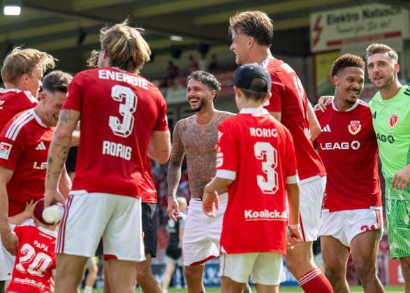 Fussball, Herren, Saison 2026 2027, 2. Bundesliga (1. Spieltag), FC Energie Cottbus - Hannover 96, v.l. Lukas Michelbrink (Energie Cottbus), Axel Borgmann (Energie Cottbus), Henry Rorig (Energie Cottbus), Leonardo Bittencourt (Energie Cottbus), Moritz Hannemann (Energie Cottbus), Justin Butler (Energie Cottbus), Torhüter Marcel Lotka (Energie Cottbus), Jubel nach Abpfiff, 09.08. 2026, *** Soccer, Men s, 2026–2027 Season, 2. Bundesliga, Matchday 1, FC Energie Cottbus vs. Hannover 96; from left: Lukas Michelbrink (Energie Cottbus), Axel Borgmann (Energie Cottbus), Henry Rorig (Energie Cottbus), Leonardo Bittencourt (Energie Cottbus), Moritz Hannemann (Energie Cottbus), Justin Butler (Energie Cottbus), goalkeeper Marcel Lotka (Energie Cottbus), Celebrations after the final whistle, August 9, 2026, Copyright: xSebastianxRäppold MatthiasxKochx