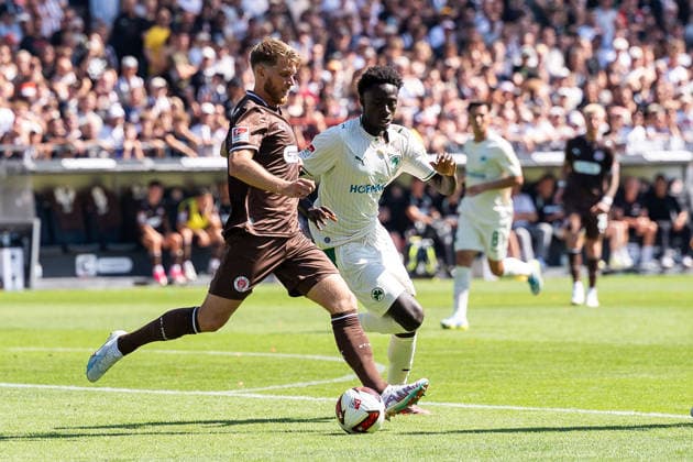 Marcus Mathisen (FC St. Pauli, 06) am Ball, Omar Sillah (SpVgg Greuther Fuerth, 42), GER, FC St. Pauli vs. SpVgg Greuther Fuerth, Fussball, 2. Bundesliga, Spieltag 1, Saison 2026 2027, 09.08.2026 DFL REGULATIONS PROHIBIT ANY USE OF PHOTOGRAPHS AS IMAGE SEQUENCES AND OR QUASI-VIDEO GER, FC St. Pauli vs. SpVgg Greuther Fuerth, Fussball, 2. Bundesliga, Spieltag 1, Saison 2026 2027, 09.08.2026 Hamburg *** Marcus Mathisen, FC St. Pauli, 06 on the ball, Omar Sillah, SpVgg Greuther Fürth, 42, GER, FC St. Pauli vs. SpVgg Greuther Fürth, soccer, 2. Bundesliga, Matchday 1, 2026–2027 season, August 9, 2026 DFL regulations prohibit any use of photographs as image sequences and or quasi-video, GER, FC St. Pauli vs. SpVgg Greuther Fürth, Soccer, 2. Bundesliga, Matchday 1, 2026–2027 Season, August 9, 2026, Hamburg Copyright: xEibner-Pressefoto MaxxVincenx EP_MVN