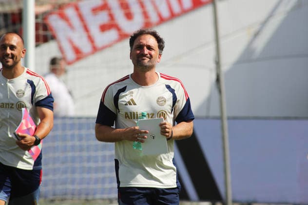 Fussball, Frauen, Saison 2026 2027, FC Bayern München - Paris FC, Freundschaftsspiel, Testspiel, Sportpark Unterhaching Jose Barcala, Trainer (FC Bayern München) im Laufen *** Soccer, Women, 2026–2027 Season, FC Bayern Munich vs. Paris FC, Friendly Match, Exhibition Match, Sportpark Unterhaching, Jose Barcala, FC Bayern Munich Coach, Running