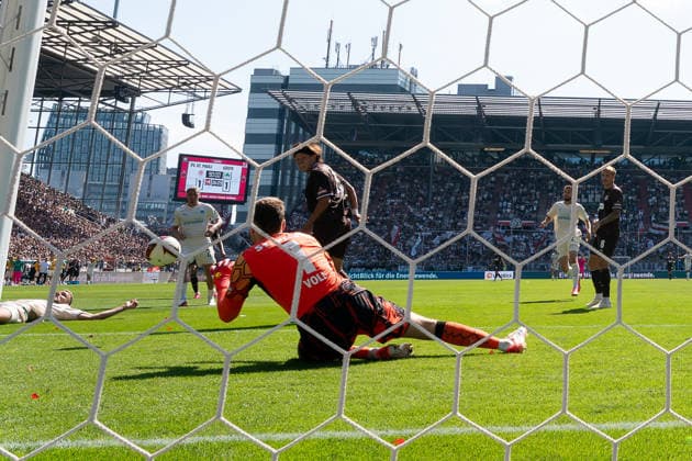 Torwart Ben Voll (FC St. Pauli, 01) haelt Torschuss Torchance, GER, FC St. Pauli vs. SpVgg Greuther Fuerth, Fussball, 2. Bundesliga, Spieltag 1, Saison 2026 2027, 09.08.2026 DFL REGULATIONS PROHIBIT ANY USE OF PHOTOGRAPHS AS IMAGE SEQUENCES AND OR QUASI-VIDEO GER, FC St. Pauli vs. SpVgg Greuther Fuerth, Fussball, 2. Bundesliga, Spieltag 1, Saison 2026 2027, 09.08.2026 Hamburg *** Goalkeeper Ben Voll, FC St. Pauli, 01, saves a shot on goal, GER, FC St. Pauli vs. SpVgg Greuther Fürth, soccer, 2. Bundesliga, Matchday 1, 2026–2027 season, August 9, 2026 DFL regulations prohibit any use of photographs as image sequences and or quasi-video, GER, FC St. Pauli vs. SpVgg Greuther Fürth, Soccer, 2. Bundesliga, Matchday 1, 2026–2027 Season, August 9, 2026, Hamburg Copyright: xEibner-Pressefoto MaxxVincenx EP_MVN