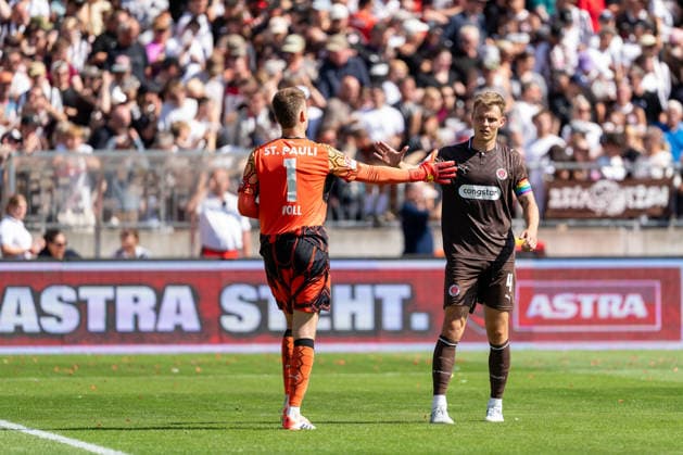Torwart Ben Voll (FC St. Pauli, 01) und David Nemeth (FC St. Pauli, 04) nach Abpfiff, GER, FC St. Pauli vs. SpVgg Greuther Fuerth, Fussball, 2. Bundesliga, Spieltag 1, Saison 2026 2027, 09.08.2026 DFL REGULATIONS PROHIBIT ANY USE OF PHOTOGRAPHS AS IMAGE SEQUENCES AND OR QUASI-VIDEO GER, FC St. Pauli vs. SpVgg Greuther Fuerth, Fussball, 2. Bundesliga, Spieltag 1, Saison 2026 2027, 09.08.2026 Hamburg *** Goalkeeper Ben Voll (FC St. Pauli, 01) and David Nemeth (FC St. Pauli, 04) after the final whistle, GER, FC St. Pauli vs. SpVgg Greuther Fürth, soccer, 2. Bundesliga, Matchday 1, 2026–2027 season, August 9, 2026 DFL regulations prohibit any use of photographs as image sequences and or quasi-video, GER, FC St. Pauli vs. SpVgg Greuther Fürth, soccer, 2. Bundesliga, Matchday 1, 2026–2027 season, August 9, 2026, Hamburg Copyright: xEibner-Pressefoto MaxxVincenx EP_MVN