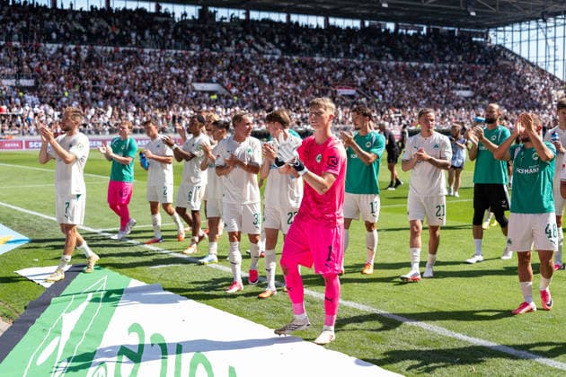 Fuerther Mannschaft nach Abpfiif vor den Fans, Dennis Srbeny (SpVgg Greuther Fuerth, 07), Silas Pruefrock (SpVgg Greuther Fuerth, 43), Lukas Reich (SpVgg Greuther Fuerth, 02), Sacha Banse (SpVgg Greuther Fuerth, 06), Felix Klaus (SpVgg Greuther Fuerth, 30), Jannik Dehm (SpVgg Greuther Fuerth, 23), Torwart Florian Hellstern (SpVgg Greuther Fuerth, 01), Noah Koenig (SpVgg Greuther Fuerth, 17), Mika Wallentowitz (SpVgg Greuther Fuerth, 21), Jakob Krautkraemer (SpVgg Greuther Fuerth, 48), GER, FC St. Pauli vs. SpVgg Greuther Fuerth, Fussball, 2. Bundesliga, Spieltag 1, Saison 2026 2027, 09.08.2026 DFL REGULATIONS PROHIBIT ANY USE OF PHOTOGRAPHS AS IMAGE SEQUENCES AND OR QUASI-VIDEO GER, FC St. Pauli vs. SpVgg Greuther Fuerth, Fussball, 2. Bundesliga, Spieltag 1, Saison 2026 2027, 09.08.2026 Hamburg *** Greuther Fürth team posing for the fans after the final whistle: Dennis Srbeny (SpVgg Greuther Fürth, 07), Silas Pruefrock (SpVgg Greuther Fürth, 43), Lukas Reich (SpVgg Greuther Fürth, 02), Sacha Banse (SpVgg Greuther Fürth, 06, Felix Klaus (SpVgg Greuther Fürth), 30, Jannik Dehm (SpVgg Greuther Fürth), 23, Goalie Florian Hellstern (SpVgg Greuther Fürth), 01, Noah Koenig, SpVgg Greuther Fürth, 17, Mika Wallentowitz, SpVgg Greuther Fürth, 21, Jakob Krautkraemer, SpVgg Greuther Fürth, 48, GER, FC St. Pauli vs. SpVgg Greuther Fürth, Soccer, 2. Bundesliga, Matchday 1, 2026–2027 Season, August 9, 2026 DFL regulations prohibit any use of photographs as image sequences and or quasi-video, GER, FC St. Pauli vs. SpVgg Greuther Fürth, Soccer, 2. Bundesliga, Matchday 1, 2026–2027 Season, August 9, 2026, Hamburg Copyright: xEibner-Pressefoto MaxxVincenx EP_MVN