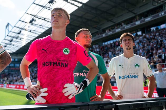 Fuerther Mannschaft nach Abpfiif vor den Fans, Torwart Florian Hellstern (SpVgg Greuther Fuerth, 01), Jakob Krautkraemer (SpVgg Greuther Fuerth, 48), Aaron Keller (SpVgg Greuther Fuerth, 11), GER, FC St. Pauli vs. SpVgg Greuther Fuerth, Fussball, 2. Bundesliga, Spieltag 1, Saison 2026 2027, 09.08.2026 DFL REGULATIONS PROHIBIT ANY USE OF PHOTOGRAPHS AS IMAGE SEQUENCES AND OR QUASI-VIDEO GER, FC St. Pauli vs. SpVgg Greuther Fuerth, Fussball, 2. Bundesliga, Spieltag 1, Saison 2026 2027, 09.08.2026 Hamburg *** Greuther Fürth team in front of the fans after the final whistle: Goalie Florian Hellstern (SpVgg Greuther Fürth), 01, Jakob Krautkraemer (SpVgg Greuther Fürth), 48, Aaron Keller (SpVgg Greuther Fürth), 11, GER, FC St. Pauli vs. SpVgg Greuther Fürth, Soccer, 2. Bundesliga, Matchday 1, 2026–2027 Season, August 9, 2026 DFL regulations prohibit any use of photographs as image sequences and or quasi-video GER, FC St. Pauli vs. SpVgg Greuther Fürth, Soccer, 2. Bundesliga, Matchday 1, 2026–2027 Season, August 9, 2026, Hamburg Copyright: xEibner-Pressefoto MaxxVincenx EP_MVN