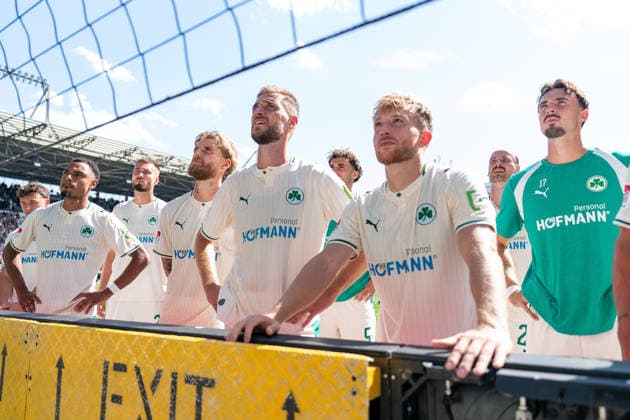 Fuerther Mannschaft nach Abpfiif vor den Fans, Sacha Banse (SpVgg Greuther Fuerth, 06), Ole Pohlmann (SpVgg Greuther Fuerth, 10), Dennis Srbeny (SpVgg Greuther Fuerth, 07), Jannik Dehm (SpVgg Greuther Fuerth, 23), GER, FC St. Pauli vs. SpVgg Greuther Fuerth, Fussball, 2. Bundesliga, Spieltag 1, Saison 2026 2027, 09.08.2026 DFL REGULATIONS PROHIBIT ANY USE OF PHOTOGRAPHS AS IMAGE SEQUENCES AND OR QUASI-VIDEO GER, FC St. Pauli vs. SpVgg Greuther Fuerth, Fussball, 2. Bundesliga, Spieltag 1, Saison 2026 2027, 09.08.2026 Hamburg *** Greuther Fürth team in front of the fans after the final whistle: Sacha Banse (SpVgg Greuther Fürth), 06; Ole Pohlmann (SpVgg Greuther Fürth), 10; Dennis Srbeny (SpVgg Greuther Fürth), 07, Jannik Dehm (SpVgg Greuther Fürth), 23, GER, FC St. Pauli vs. SpVgg Greuther Fürth, Soccer, 2. Bundesliga, Matchday 1, 2026–2027 Season, August 9, 2026 DFL regulations prohibit any use of photographs as image sequences and or quasi-video GER, FC St. Pauli vs. SpVgg Greuther Fürth, Soccer, 2. Bundesliga, Matchday 1, 2026–2027 Season, August 9, 2026, Hamburg Copyright: xEibner-Pressefoto MaxxVincenx EP_MVN
