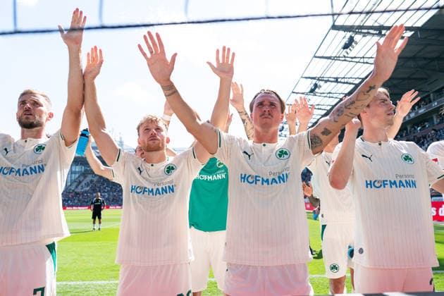 Fuerther Mannschaft nach Abpfiif vor den Fans, Dennis Srbeny (SpVgg Greuther Fuerth, 07), Jannik Dehm (SpVgg Greuther Fuerth, 23), Felix Klaus (SpVgg Greuther Fuerth, 30), GER, FC St. Pauli vs. SpVgg Greuther Fuerth, Fussball, 2. Bundesliga, Spieltag 1, Saison 2026 2027, 09.08.2026 DFL REGULATIONS PROHIBIT ANY USE OF PHOTOGRAPHS AS IMAGE SEQUENCES AND OR QUASI-VIDEO GER, FC St. Pauli vs. SpVgg Greuther Fuerth, Fussball, 2. Bundesliga, Spieltag 1, Saison 2026 2027, 09.08.2026 Hamburg *** Greuther Fürth team poses for fans after the final whistle, Dennis Srbeny, SpVgg Greuther Fürth, 07, Jannik Dehm, SpVgg Greuther Fürth, 23, Felix Klaus, SpVgg Greuther Fürth, 30, GER, FC St. Pauli vs. SpVgg Greuther Fürth, Soccer, 2. Bundesliga, Matchday 1, 2026–2027 Season, August 9, 2026 DFL regulations prohibit any use of photographs as image sequences and or quasi-video, GER, FC St. Pauli vs. SpVgg Greuther Fürth, Soccer, 2. Bundesliga, Matchday 1, 2026–2027 Season, August 9, 2026, Hamburg Copyright: xEibner-Pressefoto MaxxVincenx EP_MVN