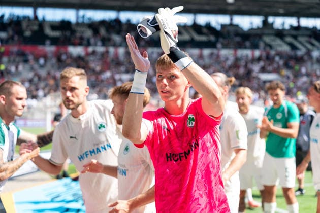 Fuerther Mannschaft nach Abpfiif vor den Fans, Torwart Florian Hellstern (SpVgg Greuther Fuerth, 01), GER, FC St. Pauli vs. SpVgg Greuther Fuerth, Fussball, 2. Bundesliga, Spieltag 1, Saison 2026 2027, 09.08.2026 DFL REGULATIONS PROHIBIT ANY USE OF PHOTOGRAPHS AS IMAGE SEQUENCES AND OR QUASI-VIDEO GER, FC St. Pauli vs. SpVgg Greuther Fuerth, Fussball, 2. Bundesliga, Spieltag 1, Saison 2026 2027, 09.08.2026 Hamburg *** Greuther Fürth team in front of the fans after the final whistle; goalkeeper Florian Hellstern, SpVgg Greuther Fürth, 01, GER; FC St. Pauli vs. SpVgg Greuther Fürth, soccer, 2. Bundesliga, Matchday 1, 2026–2027 season, August 9, 2026 DFL regulations prohibit any use of photographs as image sequences and or quasi-video, GER, FC St. Pauli vs. SpVgg Greuther Fürth, soccer, 2. Bundesliga, Matchday 1, 2026–2027 season, August 9, 2026, Hamburg Copyright: xEibner-Pressefoto MaxxVincenx EP_MVN