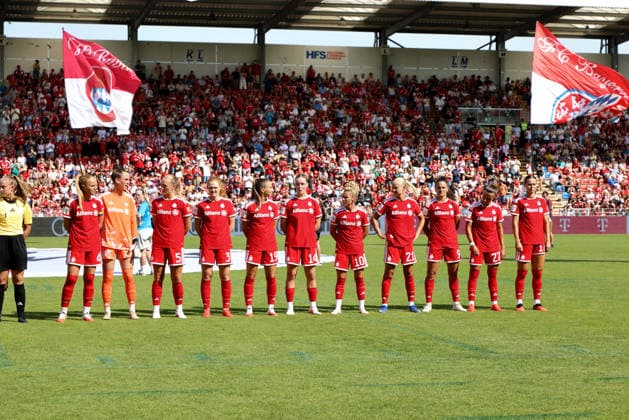 Fussball, Frauen, Saison 2026 2027, FC Bayern München - Paris FC, Freundschaftsspiel, Testspiel, Sportpark Unterhaching Die Startaufstellung vor Anpfiff, FC Bayern München Frauen *** Soccer, Women s, 2026–2027 Season, FC Bayern Munich vs. Paris FC, Friendly Match, Exhibition Match, Sportpark Unterhaching The starting lineup before kickoff, FC Bayern Munich Women