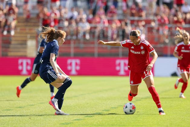 Klara Buehl (FC Bayern Muenchen, 17) mit Ball, mit Celina Ould Hocine (Paris FC, 02), GER, FC Bayern Muenchen vs. Paris FC, Fussball, Testspiel, Saison 2026 2027, 09.08.2026, GER, FC Bayern Muenchen vs. Paris FC, Fussball, Testspiel, Saison 2026 2027, 09.08.2026 Unterhaching *** Klara Buehl of FC Bayern Munich, 17, with the ball, alongside Celina Ould Hocine of Paris FC, 02, GER, FC Bayern Munich vs. Paris FC, soccer, friendly match, 2026–2027 season, August 9, 2026, GER, FC Bayern Munich vs. Paris FC, soccer, friendly match, 2026–2027 season, August 9, 2026, Unterhaching Copyright: xEibner-Pressefoto JennixMaulx EP_JML