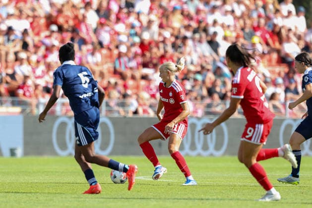 Pernille Harder (FC Bayern Muenchen, 21) mit Ball, mit Hillary Diaz (Paris FC, 05), GER, FC Bayern Muenchen vs. Paris FC, Fussball, Testspiel, Saison 2026 2027, 09.08.2026, GER, FC Bayern Muenchen vs. Paris FC, Fussball, Testspiel, Saison 2026 2027, 09.08.2026 Unterhaching *** Pernille Harder of FC Bayern Munich, 21, with the ball, alongside Hillary Diaz of Paris FC, 05, GER, FC Bayern Munich vs. Paris FC, soccer, friendly match, 2026–2027 season, August 9, 2026, GER, FC Bayern Munich vs. Paris FC, soccer, friendly match, 2026–2027 season, August 9, 2026, Unterhaching Copyright: xEibner-Pressefoto JennixMaulx EP_JML