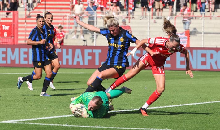 Torwart Cecilia Runarsdottir am Ball, Olivia Schough, Jill Janssens Zweikampf Spielszene Aktion Fußball Fussball Testspiel Frauen Damen Bundesliga Saison 2026 2027 09.08.2026 1.FC Union Berlin FCU vs Inter Mailand DFL regulations prohibit any use of photographs as image sequences and or quasi-video *** Goalkeeper Cecilia Runarsdottir with the ball, Olivia Schough, Jill Janssens, tackle, game action, sports, soccer, women s soccer, friendly match, Women s Bundesliga, 2026–2027 season, September 8, 2026, 1. FC Union Berlin (FCU) vs. Inter Milan. DFL regulations prohibit any use of photographs as image sequences and or quasi-video.