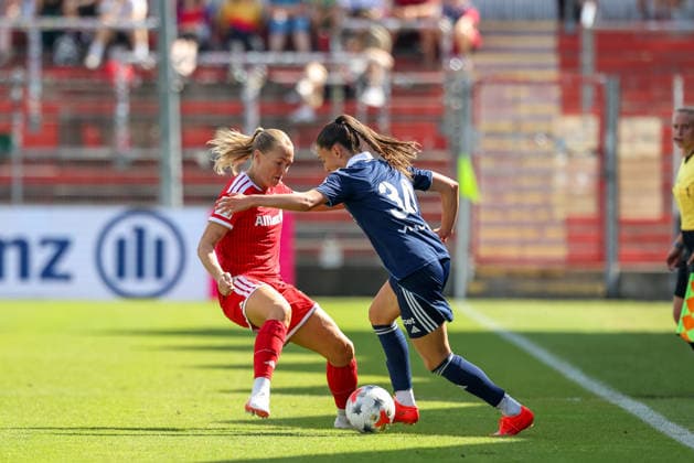 Magdalena Eriksson (FC Bayern Muenchen, 05) mit Ball miit Aurelie Reynders (Paris FC, 34), GER, FC Bayern Muenchen vs. Paris FC, Fussball, Testspiel, Saison 2026 2027, 09.08.2026, GER, FC Bayern Muenchen vs. Paris FC, Fussball, Testspiel, Saison 2026 2027, 09.08.2026 Unterhaching *** Magdalena Eriksson, FC Bayern Munich, 05, with the ball alongside Aurelie Reynders, Paris FC, 34, GER, FC Bayern Munich vs. Paris FC, soccer, friendly match, 2026–2027 season, August 9, 2026, GER, FC Bayern Munich vs. Paris FC, soccer, friendly match, 2026–2027 season, August 9, 2026, Unterhaching Copyright: xEibner-Pressefoto JennixMaulx EP_JML