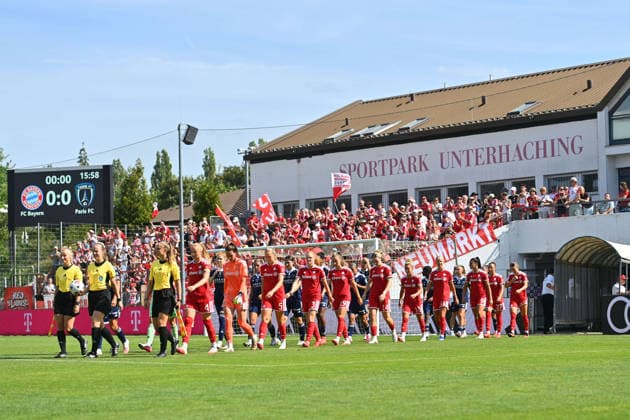 1.Auftritt im Sportpark Unterhaching fuer die Fussball Frauene des FC Bayern.,Teamfoto,Team,Mannschaft,Mannschaftsfoto. Fussball Testspiel Bayern Muenchen Frauen - Paris FC am 09.08.2026 im Sportpark Unterhaching Saison 2026 2027, *** 1 Match at Sportpark Unterhaching for the FC Bayern women s soccer team; team photo, team, squad, team photo; soccer friendly match between Bayern Munich Women and Paris FC on August 9, 2026, at Sportpark Unterhaching; 2026–2027 season,