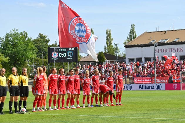 1.Auftritt im Sportpark Unterhaching fuer die Fussball Frauene des FC Bayern.,Teamfoto,Team,Mannschaft,Mannschaftsfoto. Fussball Testspiel Bayern Muenchen Frauen - Paris FC am 09.08.2026 im Sportpark Unterhaching Saison 2026 2027, *** 1 Match at Sportpark Unterhaching for the FC Bayern women s soccer team; team photo, team, squad, team photo; soccer friendly match between Bayern Munich Women and Paris FC on August 9, 2026, at Sportpark Unterhaching; 2026–2027 season,
