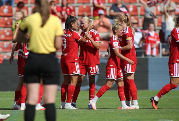 Fussball, Frauen, Saison 2026 2027, FC Bayern München - Paris FC, Freundschaftsspiel, Testspiel, Sportpark Unterhaching 1:0 durch Pernille Harder (FC Bayern München) Tor, Jubel mit Jovana Damnjanovic (FC Bayern München) (li.) *** Soccer, Women, 2026–2027 Season, FC Bayern Munich vs. Paris FC, Friendly Match, Exhibition Match, Sportpark Unterhaching, 1–0 goal by Pernille Harder (FC Bayern Munich), celebration with Jovana Damnjanovic (FC Bayern Munich, left)