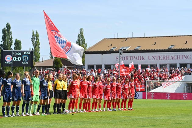 1.Auftritt im Sportpark Unterhaching fuer die Fussball Frauene des FC Bayern.,Teamfoto,Team,Mannschaft,Mannschaftsfoto. Fussball Testspiel Bayern Muenchen Frauen - Paris FC am 09.08.2026 im Sportpark Unterhaching Saison 2026 2027, *** 1 Match at Sportpark Unterhaching for the FC Bayern women s soccer team; team photo, team, squad, team photo; soccer friendly match between Bayern Munich Women and Paris FC on August 9, 2026, at Sportpark Unterhaching; 2026–2027 season,