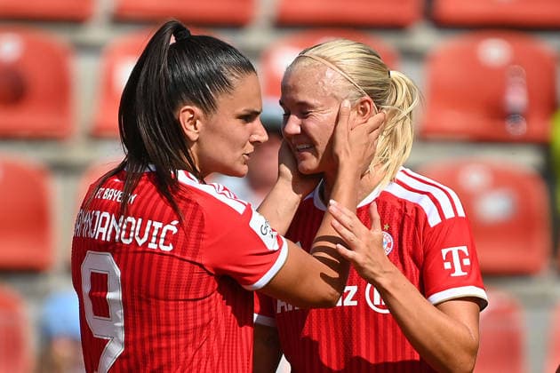 Torjubel v..re: Pernile HARDER (FCB) nach Tor zum 1-0 mit Jovana DAMNJANOVIC (FCB), Jubel,Freude,Begeisterung, Fussball Testspiel Bayern Muenchen Frauen - Paris FC am 09.08.2026 im Sportpark Unterhaching Saison 2026 2027, *** Goal celebration by Pernile HARDER (FCB) after Jovana DAMNJANOVIC (FCB) scored the 1-0 goal, Celebration, joy, excitement, soccer friendly match between Bayern Munich Women and Paris FC on August 9, 2026, at Sportpark Unterhaching, 2026–2027 season,