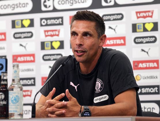 Trainer Marcel Rapp (St. Pauli) Fussball, 2.Liga, Saison 2026-2027 Herren, FC St.Pauli gegen Greuther Fuerth, 1-1 DFL REGULATIONS PROHIBIT ANY USE OF PHOTOGRAPHS AS IMAGE SEQUENCES AND OR QUASI-VIDEO. *** Coach Marcel Rapp, St. Pauli Soccer, 2nd Division, 2026–2027 Men s Season, FC St. Pauli vs. Greuther Fürth, 1–1. DFL regulations prohibit any use of photographs as image sequences and or quasi-video.