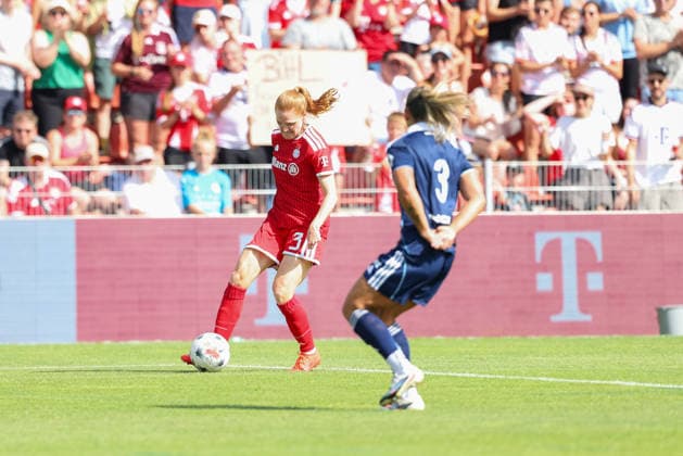 Stine Ballisager (FC Bayern Muenchen, 03) mit Manoly Baquerzio (Paris FC, 03), GER, FC Bayern Muenchen vs. Paris FC, Fussball, Testspiel, Saison 2026 2027, 09.08.2026, GER, FC Bayern Muenchen vs. Paris FC, Fussball, Testspiel, Saison 2026 2027, 09.08.2026 Unterhaching *** Stine Ballisager, FC Bayern Munich, 03, with Manoly Baquerzio, Paris FC, 03, GER, FC Bayern Munich vs. Paris FC, Soccer, Friendly, 2026–2027 Season, August 9, 2026, GER, FC Bayern Munich vs. Paris FC, soccer, friendly match, 2026–2027 season, August 9, 2026, Unterhaching Copyright: xEibner-Pressefoto JennixMaulx EP_JML