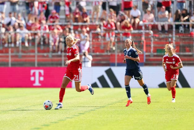 Pernille Harder (FC Bayern Muenchen, 21) mit Ball, GER, FC Bayern Muenchen vs. Paris FC, Fussball, Testspiel, Saison 2026 2027, 09.08.2026, GER, FC Bayern Muenchen vs. Paris FC, Fussball, Testspiel, Saison 2026 2027, 09.08.2026 Unterhaching *** Pernille Harder, FC Bayern Munich, No. 21 with the ball, GER, FC Bayern Munich vs. Paris FC, soccer, friendly match, 2026–2027 season, August 9, 2026, GER, FC Bayern Munich vs. Paris FC, soccer, friendly match, 2026–2027 season, August 9, 2026, Unterhaching Copyright: xEibner-Pressefoto JennixMaulx EP_JML