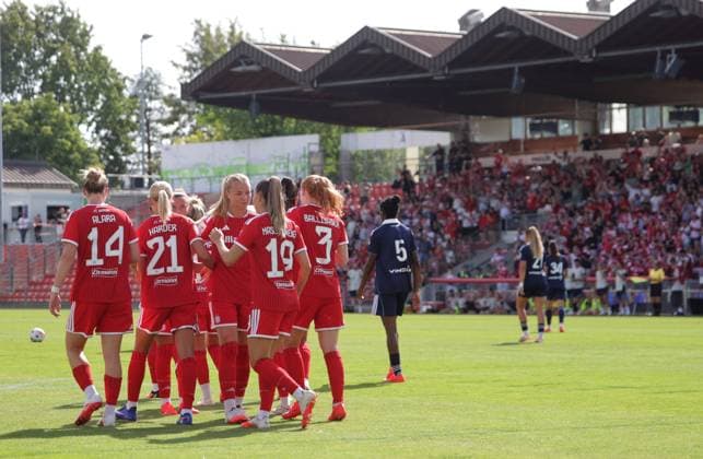 Bayern - Jubel im Sportpark nach Tor zum 1:0 von Bayerns 21 Pernille HARDER. Frauenfussball, Bayern - Paris. Frauenfußball, FC Bayern München Frauen - Paris FC, Testspiel, Vorbereitungsspiel zur Saison 2026-2027, am 9.08.2026 in Unterhaching, S P O R T P A R K U N T E R H A C H I N G, Deutschland. Quelle Copyright Credit : Oryk HAIST *** Bayern Celebrations at the Sportpark after Bayern s 1-0 Goal by No. 21 Pernille HARDER Women s Soccer, Bayern Paris Women s Soccer, FC Bayern Munich Women vs. Paris FC, Friendly Match, Preseason Match for the 2026–2027 Season, on August 9, 2026, in Unterhaching, S P O R T P A R K U N T E R H A C H I N G, Germany Source Copyright Credit Oryk HAIST xFUSSBALL-FCBFx