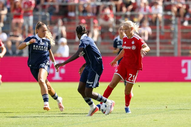 Pernille Harder (FC Bayern Muenchen, 21) mit Ball, mit Mylene Chavas (Paris FC, 18), GER, FC Bayern Muenchen vs. Paris FC, Fussball, Testspiel, Saison 2026 2027, 09.08.2026, GER, FC Bayern Muenchen vs. Paris FC, Fussball, Testspiel, Saison 2026 2027, 09.08.2026 Unterhaching *** Pernille Harder of FC Bayern Munich, 21, with the ball, alongside Mylene Chavas of Paris FC, 18, GER, FC Bayern Munich vs. Paris FC, soccer, friendly match, 2026–2027 season, August 9, 2026, GER, FC Bayern Munich vs. Paris FC, soccer, friendly match, 2026–2027 season, August 9, 2026, Unterhaching Copyright: xEibner-Pressefoto JennixMaulx EP_JML