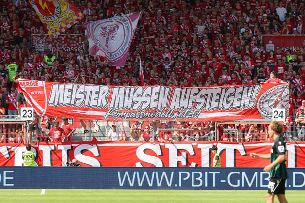 09.08.2026, xtgx, Fussball - 2.Bundesliga Energie Cottbus - Hannover 96 emspor, v.l. Symbolfoto, Symbolbild, Symbol, Spruchband, Banner Meister müssen Aufsteigen (DFL DFB REGULATIONS PROHIBIT ANY USE OF PHOTOGRAPHS as IMAGE SEQUENCES and or QUASI-VIDEO) Cottbus *** August 9, 2026, xtgx, Soccer 2. Bundesliga Energie Cottbus Hannover 96 emspor, from left: stock photo, stock image, symbol, banner, Champions Must Be Promoted DFL DFB REGULATIONS PROHIBIT ANY USE OF PHOTOGRAPHS as IMAGE SEQUENCES and or QUASI-VIDEO Cottbus