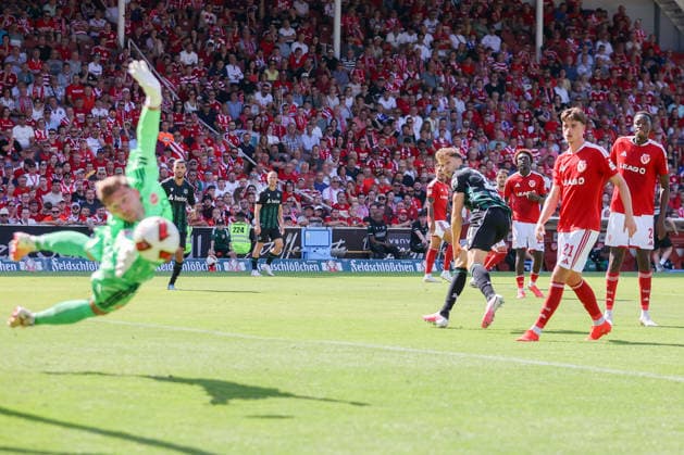 09.08.2026, xtgx, Fussball - 2.Bundesliga Energie Cottbus - Hannover 96 emspor, v.l. Benedikt Pichler (Hannover, 11), Luca Erlein (Cottbus, 21) Zweikampf, Duell, Kampf, tackle (DFL DFB REGULATIONS PROHIBIT ANY USE OF PHOTOGRAPHS as IMAGE SEQUENCES and or QUASI-VIDEO) Cottbus *** August 9, 2026, xtgx, Soccer, 2. Bundesliga, Energie Cottbus vs. Hannover 96, emspor, from left: Benedikt Pichler (Hannover), 11, Luca Erlein, Cottbus, 21, tackle, duel, battle, DFL DFB REGULATIONS PROHIBIT ANY USE OF PHOTOGRAPHS AS IMAGE SEQUENCES AND OR QUASI-VIDEO, Cottbus