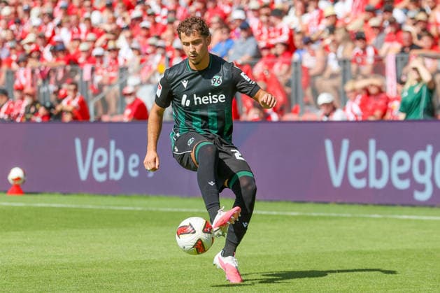 09.08.2026, xtgx, Fussball - 2.Bundesliga Energie Cottbus - Hannover 96 emspor, v.l. Taycan Etcibasi (Hannover, 28) Freisteller, Einzelbild, Ganzkoerper, single frame (DFL DFB REGULATIONS PROHIBIT ANY USE OF PHOTOGRAPHS as IMAGE SEQUENCES and or QUASI-VIDEO) Cottbus *** August 9, 2026, xtgx, Soccer, 2. Bundesliga, Energie Cottbus vs. Hannover 96, emspor, from left: Taycan Etcibasi (Hannover), 28 cutouts, single frame, Full-body, single frame. DFL and DFB regulations prohibit any use of photographs as image sequences and or quasi-video. Cottbus