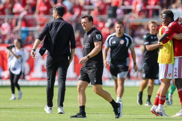 09.08.2026, xtgx, Fussball - 2.Bundesliga Energie Cottbus - Hannover 96 emspor, v.l. Christian Titz (Hannover, Trainer) enttaeuscht, schaut enttaeuscht, niedergeschlagen, disappointed (DFL DFB REGULATIONS PROHIBIT ANY USE OF PHOTOGRAPHS as IMAGE SEQUENCES and or QUASI-VIDEO) Cottbus *** August 9, 2026, xtgx, Soccer 2. Bundesliga Energie Cottbus Hannover 96 emspor, from left: Christian Titz (Hannover), Coach looks disappointed, looks dejected, DFL DFB REGULATIONS PROHIBIT ANY USE OF PHOTOGRAPHS as IMAGE SEQUENCES and or QUASI-VIDEO Cottbus