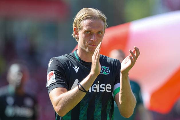 09.08.2026, xtgx, Fussball - 2.Bundesliga Energie Cottbus - Hannover 96 emspor, v.l. Stefan Teitur Thordarson (Hannover, 23) enttaeuscht, schaut enttaeuscht, niedergeschlagen, disappointed (DFL DFB REGULATIONS PROHIBIT ANY USE OF PHOTOGRAPHS as IMAGE SEQUENCES and or QUASI-VIDEO) Cottbus *** August 9, 2026, xtgx, Soccer, 2. Bundesliga, Energie Cottbus vs. Hannover 96, emspor, Stefan Teitur Thordarson (Hannover, 23), looks disappointed, dejected, DFL DFB REGULATIONS PROHIBIT ANY USE OF PHOTOGRAPHS as IMAGE SEQUENCES and or QUASI-VIDEO Cottbus