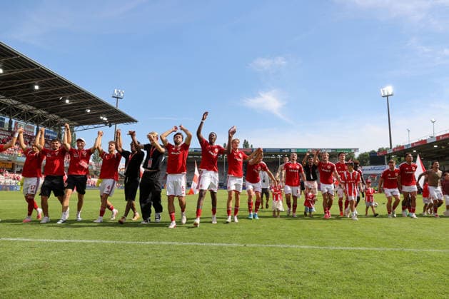 09.08.2026, xtgx, Fussball - 2.Bundesliga Energie Cottbus - Hannover 96 emspor, v.l. Cottbus Jubel ueber den Sieg, Jubel nach Spielende (DFL DFB REGULATIONS PROHIBIT ANY USE OF PHOTOGRAPHS as IMAGE SEQUENCES and or QUASI-VIDEO) Cottbus *** August 9, 2026, xtgx, Soccer, 2. Bundesliga, Energie Cottbus vs. Hannover 96, emspor, from left: Cottbus celebrating the victory, Celebrations after the final whistle. DFL and DFB regulations prohibit any use of photographs as image sequences and or quasi-video. Cottbus