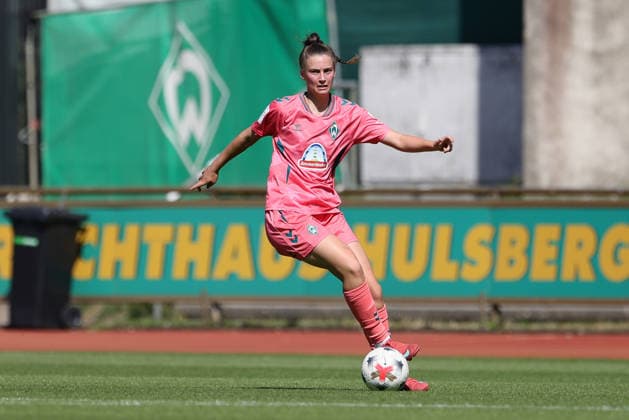 Julia Magerl (SV Werder Bremen, 4) am Ball, Freisteller, Einzelbild, Ganzkörper, Aktion, Action, Spielszene, 09.08.2026, Bremen (Deutschland), Fussball, Testspiel Frauen, SV Werder Bremen - VfL Wolfsburg *** Julia Magerl, SV Werder Bremen, No. 4 on the ball, isolated shot, single frame, full body, action, game scene, August 9, 2026, Bremen, Germany, soccer, women s friendly match, SV Werder Bremen vs. VfL Wolfsburg xobx