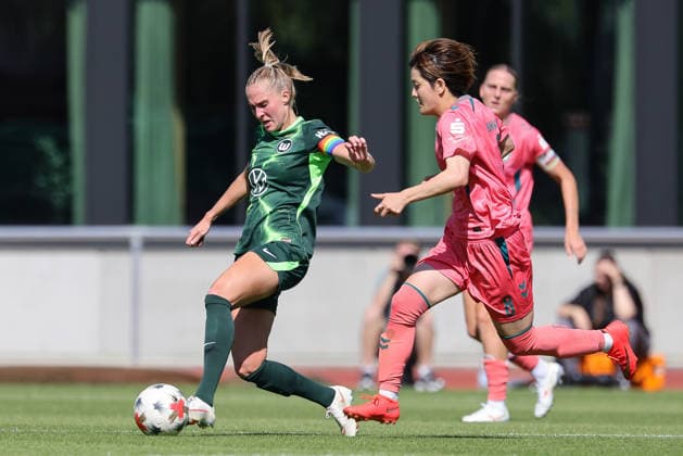v.li.: Janina Minge (VfL Wolfsburg, 6) und Mei Shimada (SV Werder Bremen, 8) im Zweikampf, Duell, Dynamik, Aktion, Action, Spielszene, 09.08.2026, Bremen (Deutschland), Fussball, Testspiel Frauen, SV Werder Bremen - VfL Wolfsburg *** From left: Janina Minge (VfL Wolfsburg), 6, and Mei Shimada (SV Werder Bremen), 8, in a tackle; duel; dynamic play; action; game scene; August 9, 2026; Bremen, Germany; soccer; women s friendly match; SV Werder Bremen vs. VfL Wolfsburg xobx