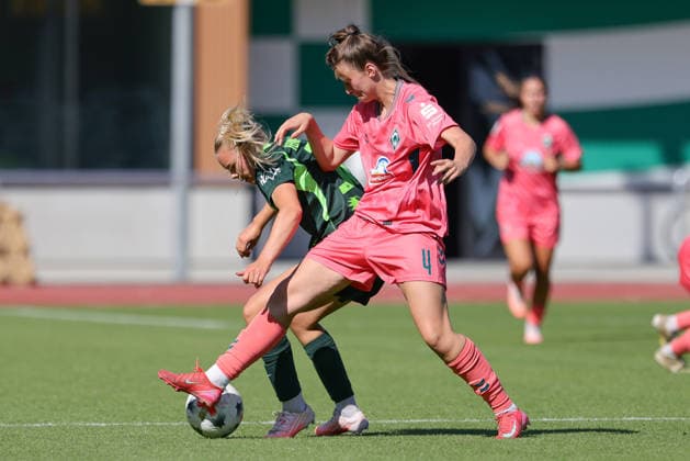 v.li.: Anny Kerim-Lindland (VfL Wolfsburg, 38) und Julia Magerl (SV Werder Bremen, 4) im Dreikampf, Zweikampf, Duell, Dynamik, Aktion, Action, Spielszene, 09.08.2026, Bremen (Deutschland), Fussball, Testspiel Frauen, SV Werder Bremen - VfL Wolfsburg *** From left: Anny Kerim Lindland (VfL Wolfsburg), 38, and Julia Magerl (SV Werder Bremen), 4, in a three-way battle, one-on-one, duel, dynamic play, action, game scene, August 9, 2026, Bremen, Germany, soccer, women’s friendly match, SV Werder Bremen vs. VfL Wolfsburg xobx