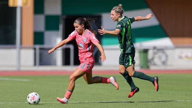 v.li.: Luna Vanzeir (SV Werder Bremen, 13) und Svenja Huth (VfL Wolfsburg, 10) im Zweikampf, Duell, Dynamik, Aktion, Action, Spielszene, 09.08.2026, Bremen (Deutschland), Fussball, Testspiel Frauen, SV Werder Bremen - VfL Wolfsburg *** From left: Luna Vanzeir (SV Werder Bremen), 13, and Svenja Huth (VfL Wolfsburg), 10, in a one-on-one battle, duel, dynamic play, action, game scene, August 9, 2026, Bremen, Germany, soccer, women’s friendly match, SV Werder Bremen vs. VfL Wolfsburg xobx